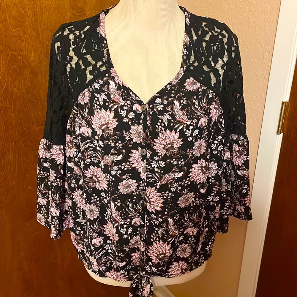 Knox Rose cute blouse sheer black lace on shoulder going down midway on sleeves